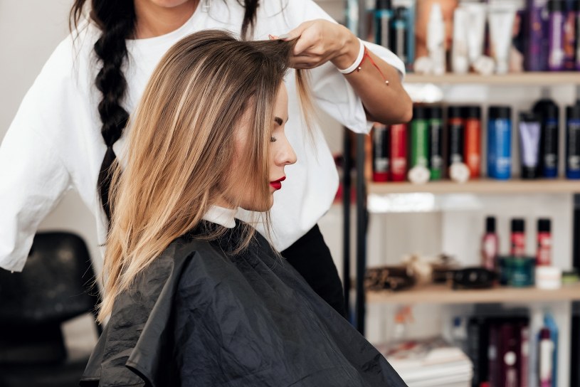 To cięcie stało się hitem salonów fryzjerskich. Podobne nosi Jenna Ortega