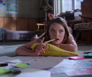 To córka kontrolującego bogacza Marka (Cezary Pazura) i nie tak zahukanej jak może się to przy pierwszym spotkaniu wydawać Joanny (Małgorzata Foremniak). Marek postanawia zmobilizować Monikę do nauki: wyrzuca ją z wartego 3,5 mln złotych apartamentu i odcina od kasy, do czasu, aż skończy ona studia. Dziewczynę jednak bardziej od wykładów interesuje seks z nieznajomymi. W ten sposób próbuje odreagować zerwanie z Konradem (Bartosz Gelner). Po utracie funduszy na kartach kredytowych musi też jakoś zarobić na opłacenie rachunków. Z Natalią współpracę rozpoczyna niechętnie, ale nie ma wyjścia.