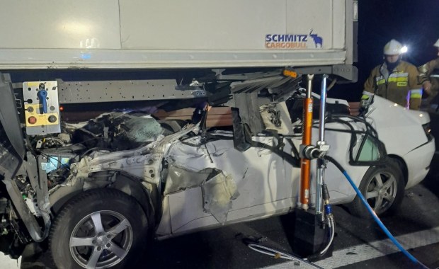 To cud, że kierowca przeżył. Skoda wbiła się pod naczepę tira
