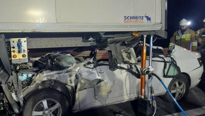 To cud, że kierowca przeżył. Skoda wbiła się pod naczepę tira