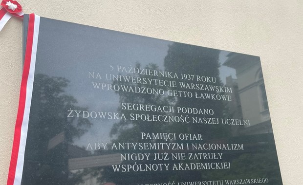 "To czarna karta w historii naszej uczelni". Na UW odsłonięto tablicę upamiętniającą getta ławkowe