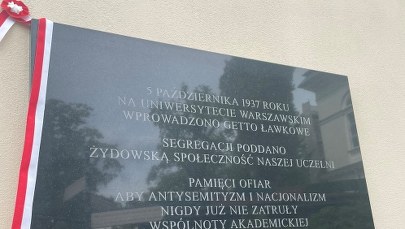 "To czarna karta w historii naszej uczelni". Na UW odsłonięto tablicę upamiętniającą getta ławkowe