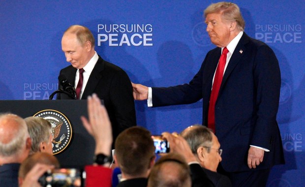 To dlatego odwołano spotkanie Trumpa z Putinem. Dziennik ujawnia