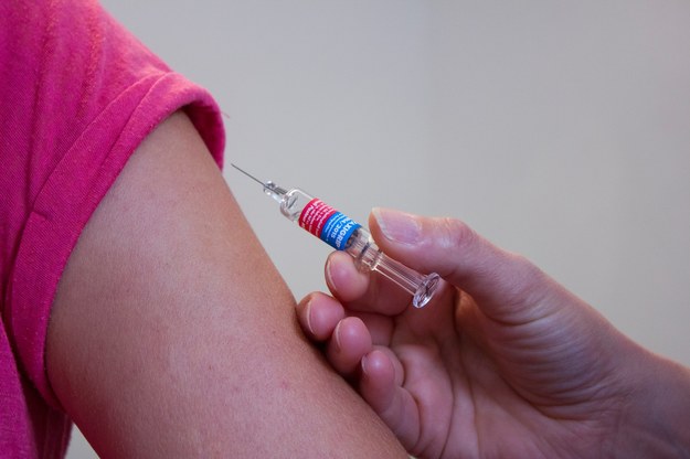 To dobrze znana szczepionka. Polscy badacze sprawdzą, czy pomoże zwalczyć koronawirusa
