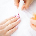 To idealny manicure na chrzciny. Subtelne kolory i wzory, które dodadzą klasy