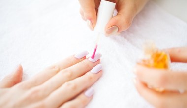To idealny manicure na chrzciny. Subtelne kolory i wzory, które dodadzą klasy
