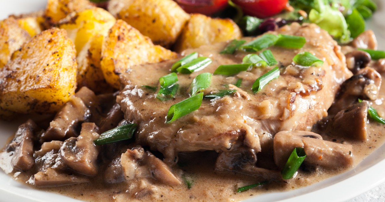 To idealny obiad dla rodziny /https://pl.123rf.com/photo_155658734_pork-loin-chop-with-mushroom-sauce-and-baked-potatoes-delicious-dish.html /123RF/PICSEL