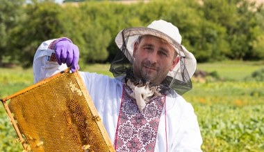 To imię nosi 4 Polaków. Pięknie brzmi, jest dostojne i oznacza pszczelarza