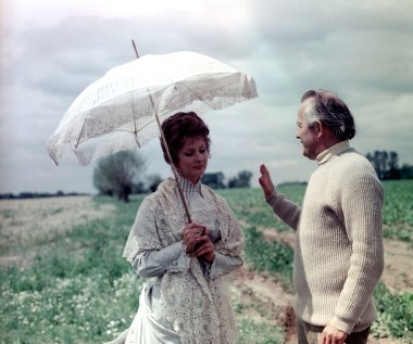 To Jadwiga Barańska podsunęła Jerzemu Antczakowi pomysł filmowej adaptacji "Nocy i dni". Było lato 1969 roku, rodzina z synem spędzała urlop w Jugosławii. Siedzieli na kamienistej plaży, kiedy pani Jadwiga powiedziała od niechcenia: "Przed wyjazem słyszałam w radiu, jak Gustaw Holoubek czytał 'Noce i dnie'. Zrobiło to na mnie olbrzymie wrażenie. A może byś to przeczytał?". 

Jerzemu Antczakowi powieść wydawała się tak nudna, że nigdy nie doczytał jej do końca. Ale słowa żony wziął do serca i po powrocie do Warszawy zagłębił się w lekturze. I doznał olśnienia: przecież to ogromna szansa dla nich obojga, bo od początku było jasne, że rolę Barbary Niechcic może zagrać tylko Jadwiga.

 