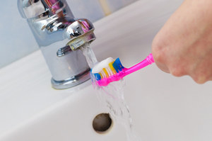 To, jak kończysz mycie zębów, ma znaczenie. Kiedyś uczono nas źle!