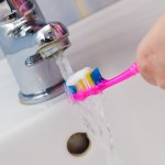 To, jak kończysz mycie zębów, ma znaczenie. Kiedyś uczono nas źle!