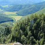 To jeden z najbardziej unikalnych obszarów górskich. Są tu liczne wąwozy, skalne okna i jaskinie