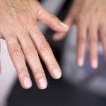 To jeden z najczęstszych sygnałów organizmu. Drżenie rąk ma swoje powody