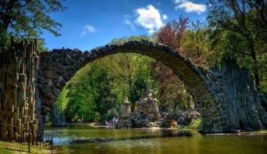 To jeden z najpiękniejszych parków w Polsce. Leży dokładnie na granicy 