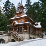 To jeden z najpiękniejszych zabytków Podhala. Drewniana kaplica robi wrażenie