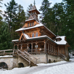 To jeden z najpiękniejszych zabytków Podhala. Drewniana kaplica robi wrażenie