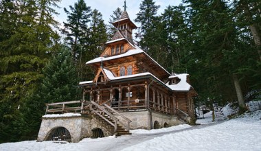 To jeden z najpiękniejszych zabytków Podhala. Drewniana kaplica robi wrażenie