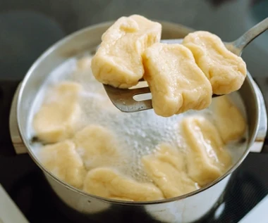 To jeden z najprostszych przepisów na kopytka. Zrobisz je z czterech składników 