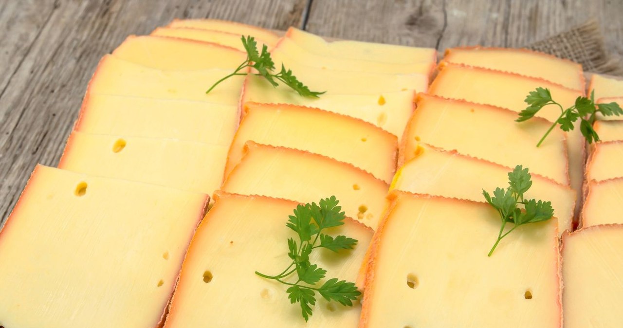To jeden z najzdrowszych żółtych serów. /frederique wacquier /Canva Pro