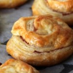 To jedna z ulubionych przekąsek z ciasta francuskiego. Na imprezach sprawdza się doskonale 