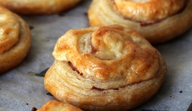 To jedna z ulubionych przekąsek z ciasta francuskiego. Na imprezach sprawdza się doskonale 