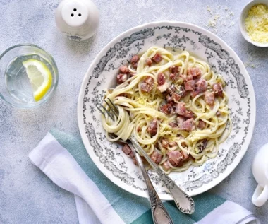 To jednej z najsmaczniejszych włoskich makaronów. Na obiad zrób carbonarę 