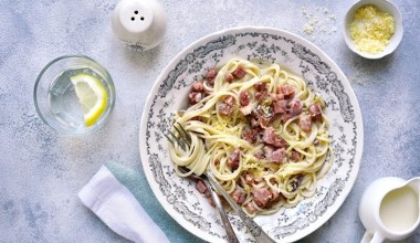 To jednej z najsmaczniejszych włoskich makaronów. Na obiad zrób carbonarę 