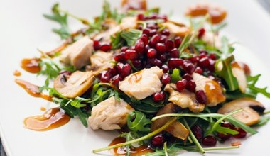 To jedno z moich ulubionych połączeń. Sałatka z kurczakiem i granatem jest idealna na lunch do pracy