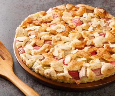 To jedno z najsmaczniejszych ciast na wiosnę. Tarta migdałowa z rabarbarem