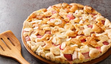 To jedno z najsmaczniejszych ciast na wiosnę. Tarta migdałowa z rabarbarem