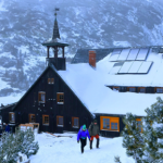 To jedno z najstarszych schronisk w Polsce. Zimą jest tu wyjątkowo pięknie