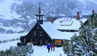 To jedno z najstarszych schronisk w Polsce. Zimą jest tu wyjątkowo pięknie