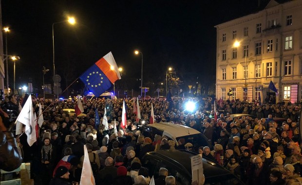 "To jest jak zły sen, chcemy się obudzić". Protesty w obronie sądów w wielu miastach Polski