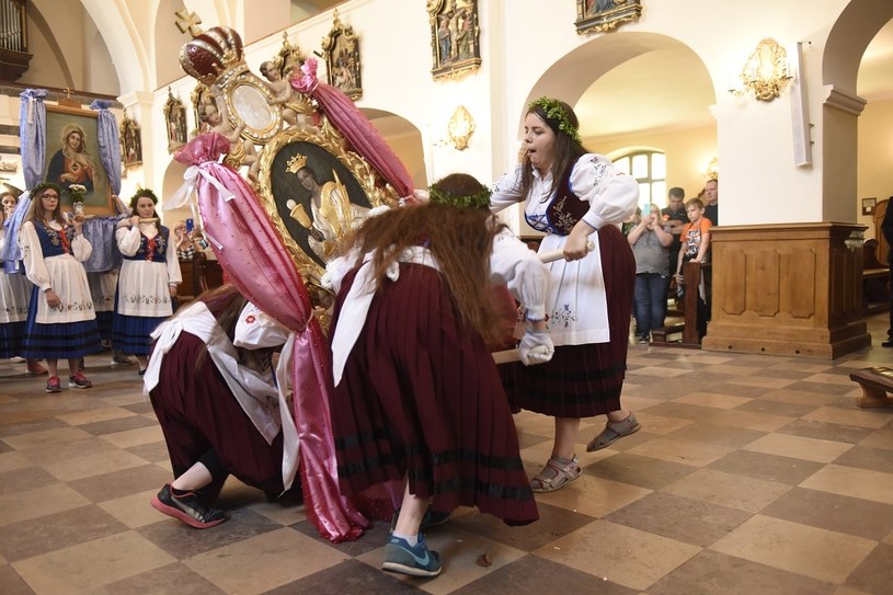 "To jest oddolny ruch osób, które chcą oddać cześć Maryi i Bogu. To nie jest zwyczaj, który wychodzi z liturgii Kościoła" /Iwona Świętosławska/zdj. dzięki uprzejmości Muzeum Narodowego w Gdańsku /archiwum prywatne