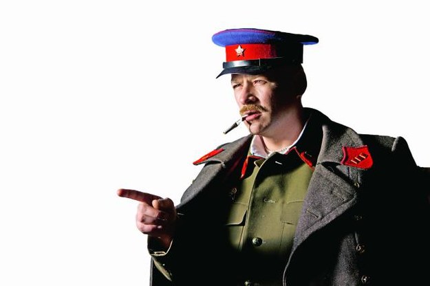 Syberiada polska – To jest wasz nowy dom, Polacy! Kto nie pracuje, ten nie je! – tak oficer NKWD wita deportowanych w ich nowym „domu”: sowieckim łagrze na Syberii. /Mat. Prasowe
