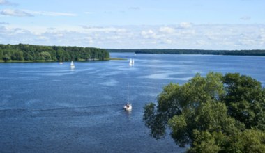 To jezioro to unikat na skalę Polski. Znajduje się na nim aż 16 wysp