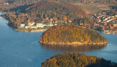 To jezioro w Małopolsce zachwyca nie tylko latem. Jesienią i zimą również przyciąga tłumy