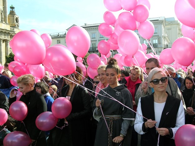 To już 16. edycja imprezy, której celem jest promowanie profilaktyki raka piersi i zachęcenie kobiet do regularnych badań /Radek Pietruszka /PAP