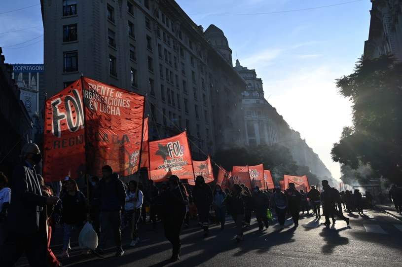 To już drugi od marca tego roku masowy protest przeciwko zawrotnemu wzrostowi cen w Argentynie /Luis ROBAYO /AFP