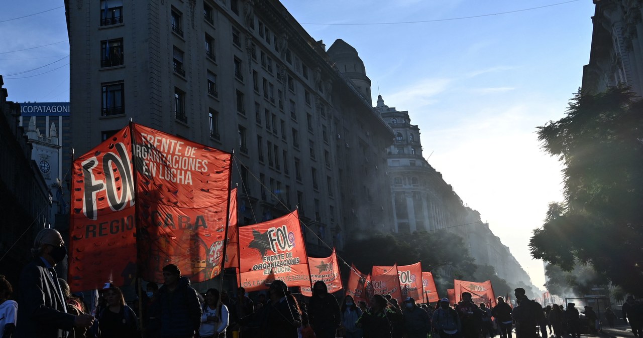 To już drugi od marca tego roku masowy protest przeciwko zawrotnemu wzrostowi cen w Argentynie /Luis ROBAYO /AFP