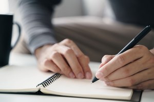 To, którą ręką piszesz, może mieć wpływ na długość życia