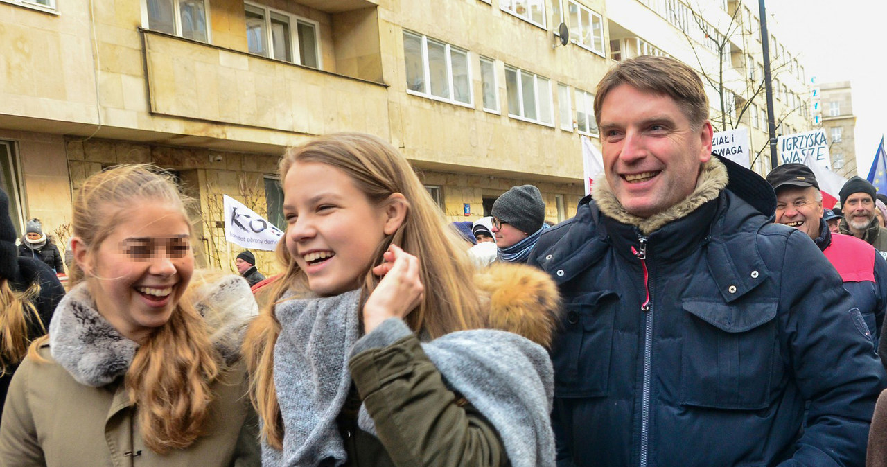 To m.in. Tomasz Lis i jego córka uczestniczyli w manifestacji KOD /Mariusz Gaczyński /East News