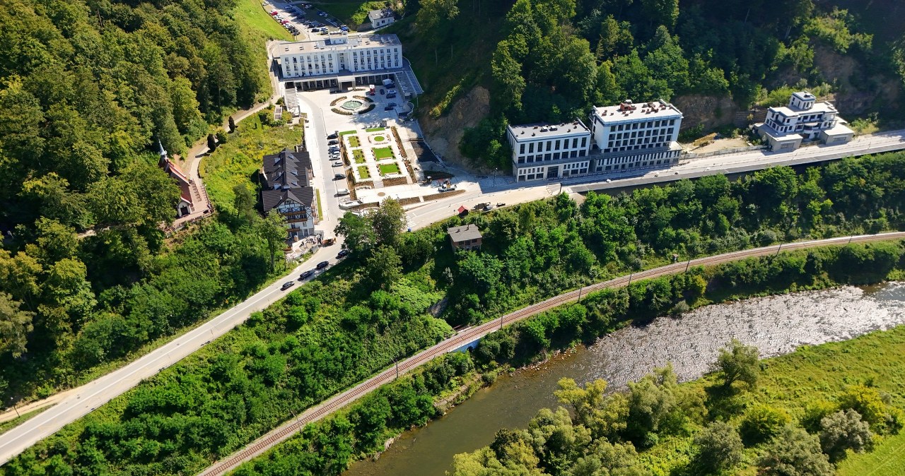 To małopolskie uzdrowisko odzyskuje dawny blask. Wiosną wygląda jak z pocztówki /East News