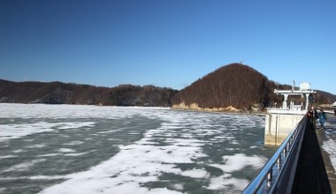 To miejsce warto odwiedzić zimą. Zapora, kolejka i uzdrowiskowy klimat 