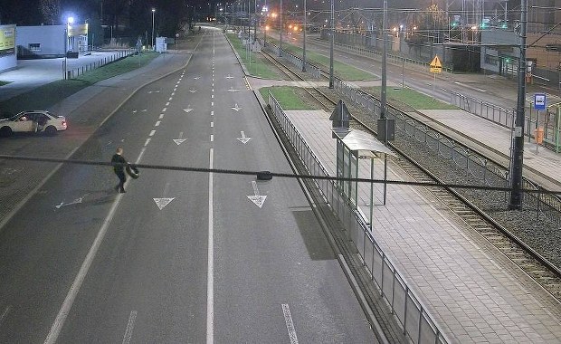 To mogło skończyć się tragicznie. Celowo rozkładał opony na jezdni, pilny apel służb