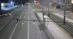 To mogło skończyć się tragicznie. Celowo rozkładał opony na jezdni, pilny apel służb