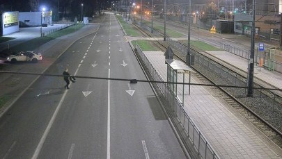 To mogło skończyć się tragicznie. Celowo rozkładał opony na jezdni, pilny apel służb