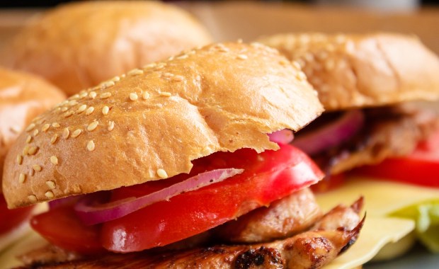 To może być hit Twojej kuchni? Domowy burger, który pokocha cała rodzina