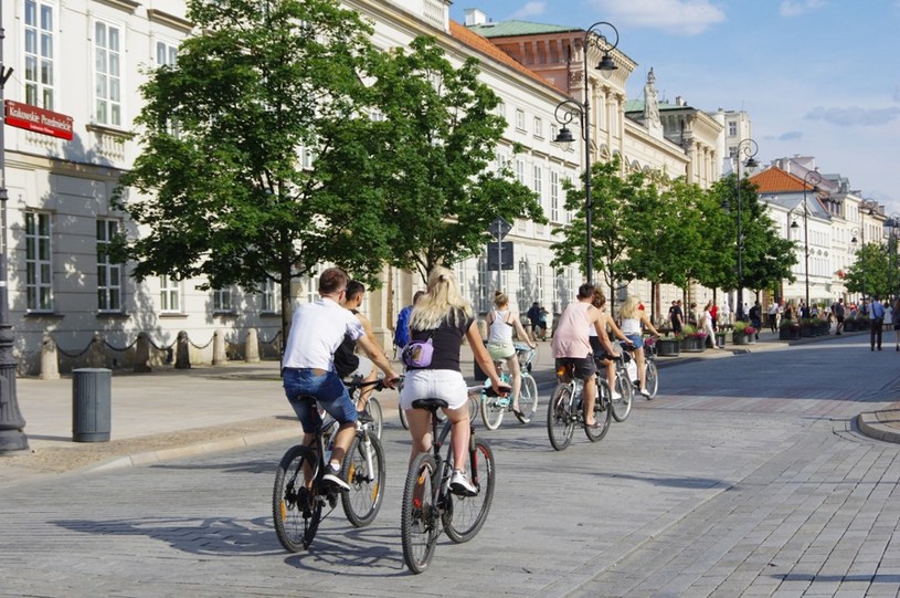 To może być zaskoczeniem dla posłanek, ale rowerzyści nie tylko mogą, ale zasadniczo powinny poruszać się po drogach /Marek Bazak /East News