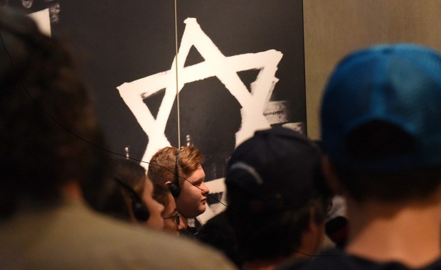 "To może nie być przypadek". Były szef MSZ o oburzającym wpisie Jad Waszem